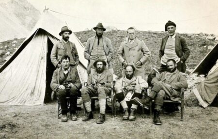 George Mallory seduto in basso a sinistra