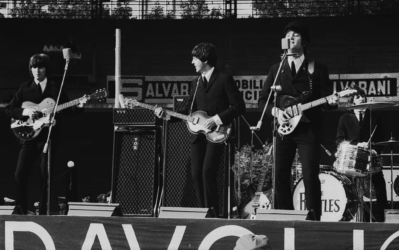 Quando l’Italia disse ai Beatles: “Siete sublimi idioti” (e poi se ne innamorò perdutamente) Quando l’Italia disse ai Beatles: “Siete sublimi idioti” (e poi se ne innamorò perdutamente)