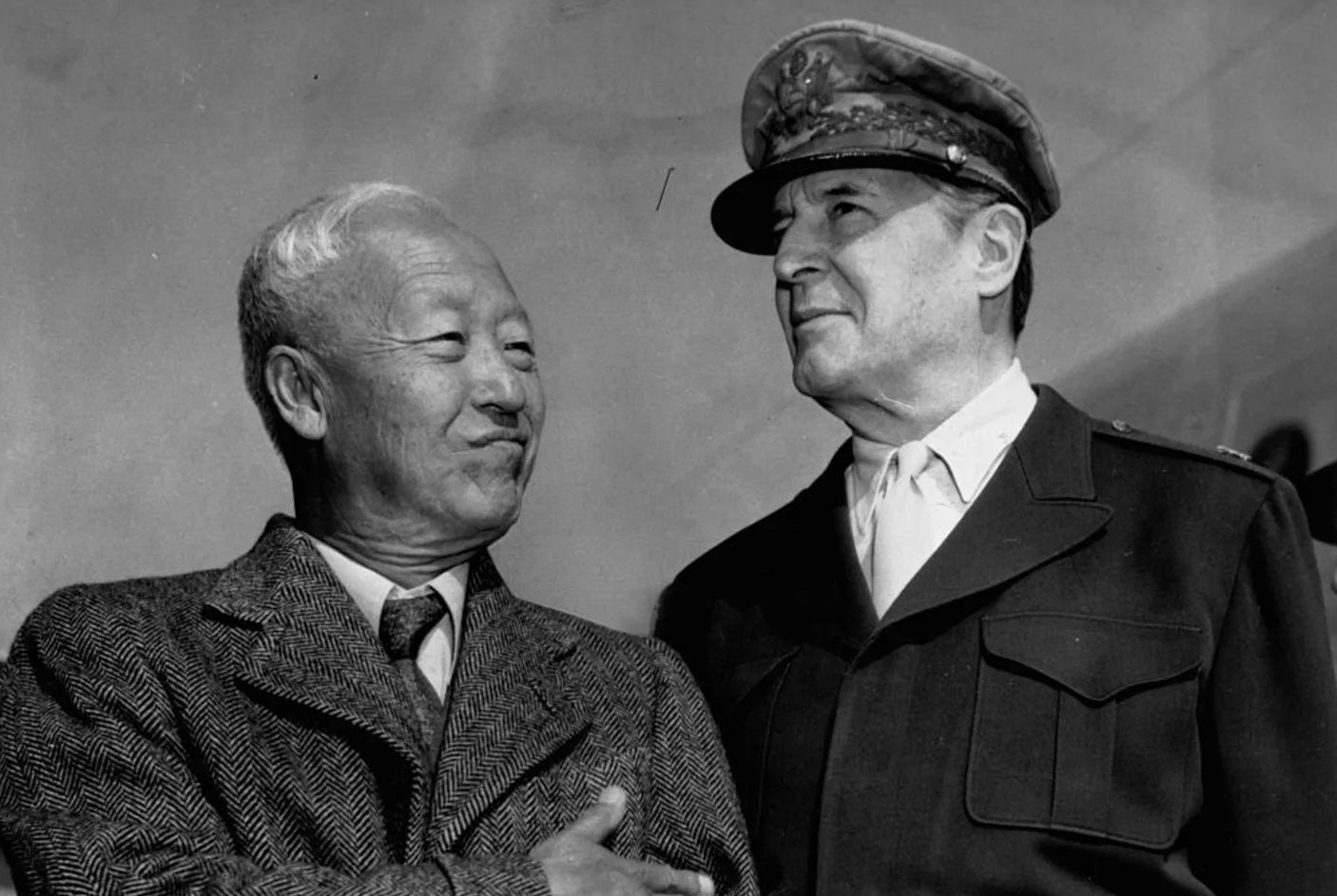 Il generale Douglas MacArthur e il presidente della Corea del Sud Rhee Syngman