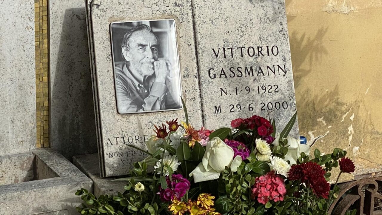 Vittorio Gassman e quell’epitaffio leggendario: ecco cos’è scritto sulla sua lapide Vittorio Gassman e quell’epitaffio leggendario: ecco cos’è scritto sulla sua lapide