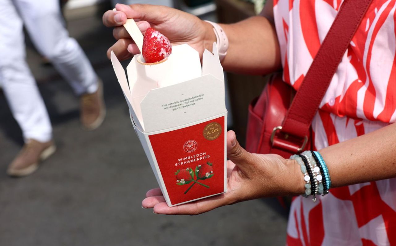 Perché durante il torneo di Wimbledon si mangiano le fragole? Il rituale è antichissimo Perché durante il torneo di Wimbledon si mangiano le fragole? Il rituale è antichissimo