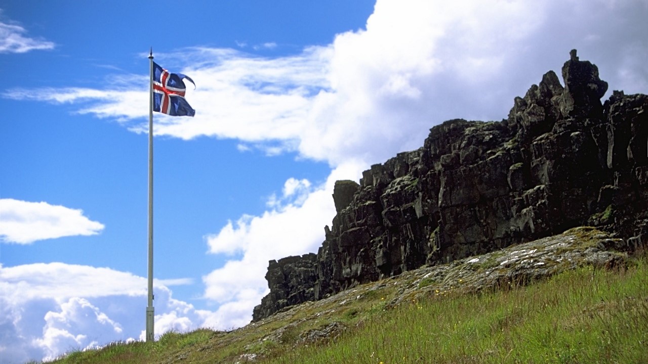La bandiera islandese segna il luogo in cui si riuniva il primo Parlamento, all'interno dell'odierno Parco Nazionale di Þingvellir