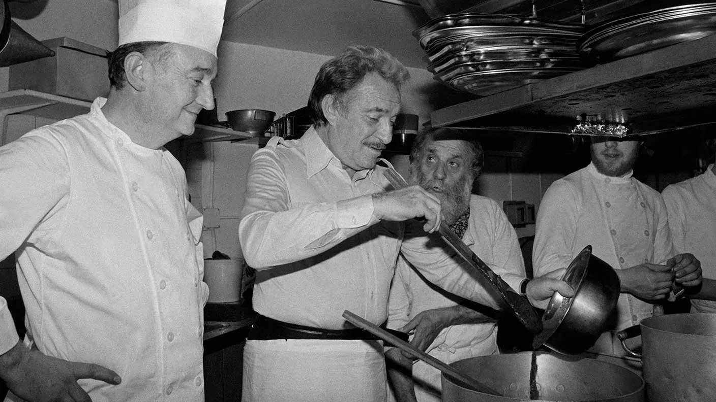Ugo Tognazzi e la cucina d’autore, dai libri di ricette al sogno ristorante, storia di un cuoco prestato al cinema Ugo Tognazzi e la cucina d’autore, dai libri di ricette al sogno ristorante, storia di un cuoco prestato al cinema