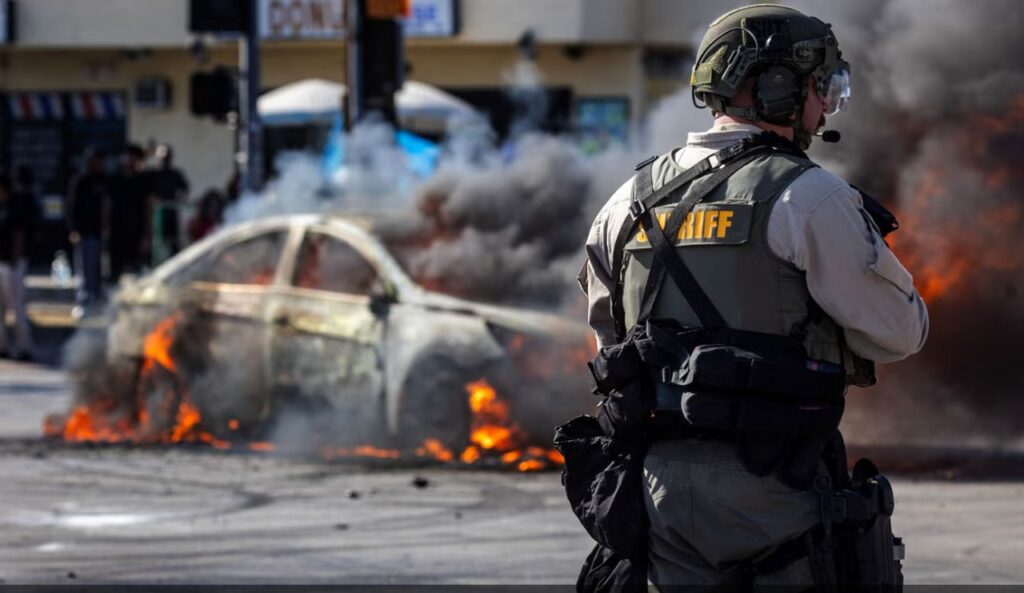 Un momento delle sommosse di Los Angeles