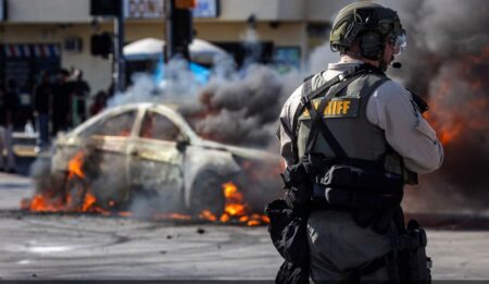 Un momento delle sommosse di Los Angeles