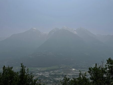 Un'immagine della Valle d'Aosta avvolta dal fumo