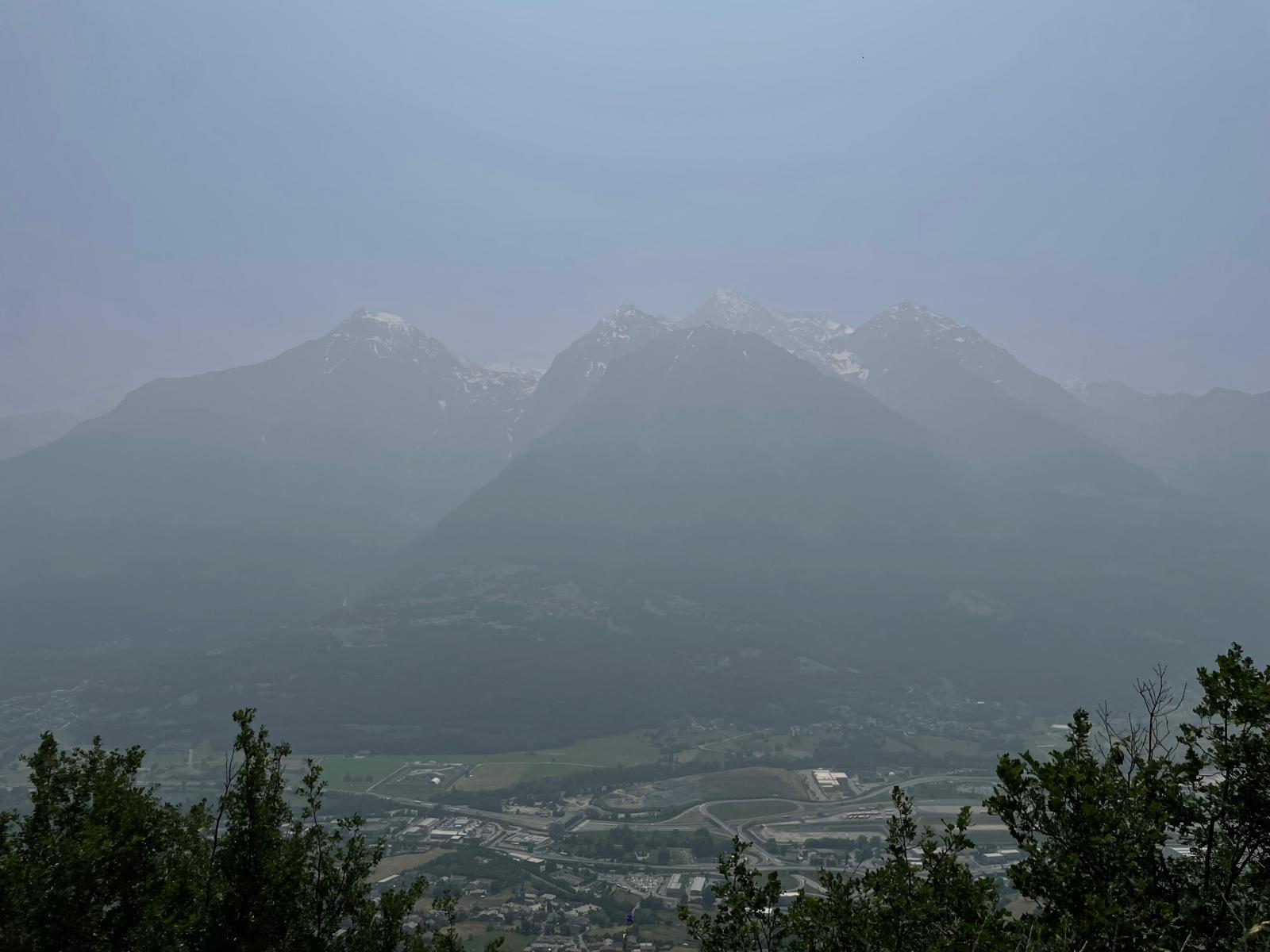 valle d8217aosta avvolta dal fumo degli incendi dal canada ecco cosa sta succedendo