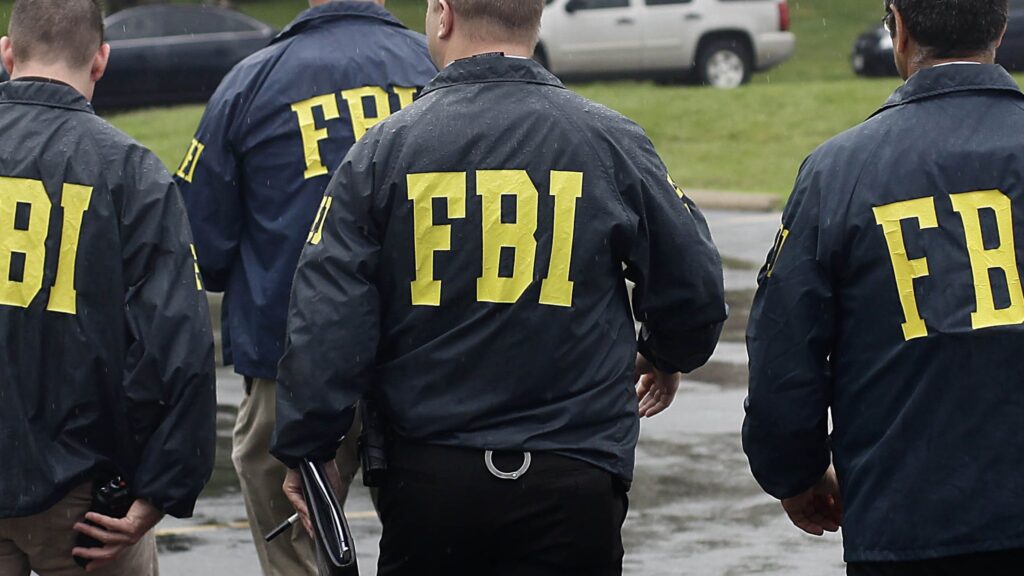 Agenti dell'FBI in azione (fonte BBC News)