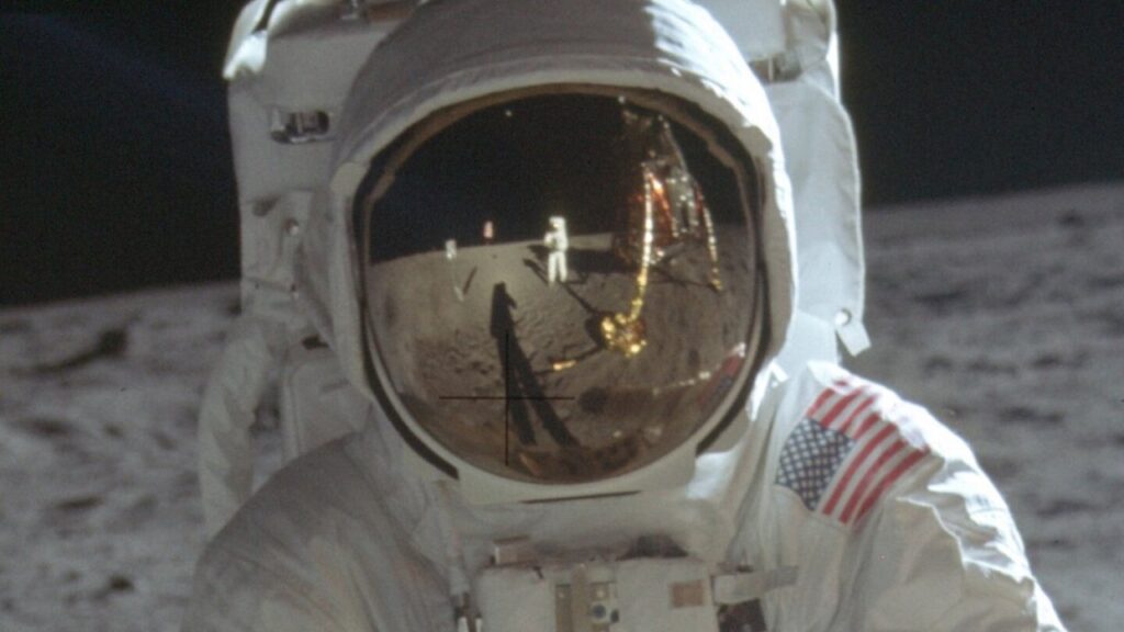 Particolare di una famosissima foto scattata da Neil Armstrong a Buzz Aldrin sulla Luna. Lo stesso Armstrong è visibile sul riflesso della visiera del casco di Aldrin