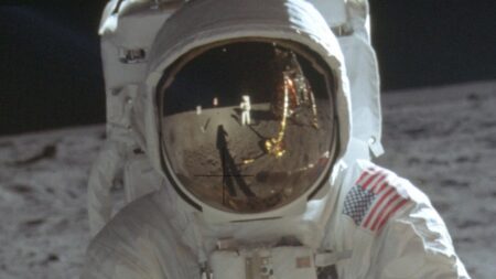 Particolare di una famosissima foto scattata da Neil Armstrong a Buzz Aldrin sulla Luna. Lo stesso Armstrong è visibile sul riflesso della visiera del casco di Aldrin