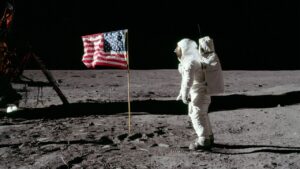 Edwin "Buzz" Aldrin rivolge il saluto militare alla bandiera americana che lui e Neil Armstrong hanno appena piantato sul suolo lunare