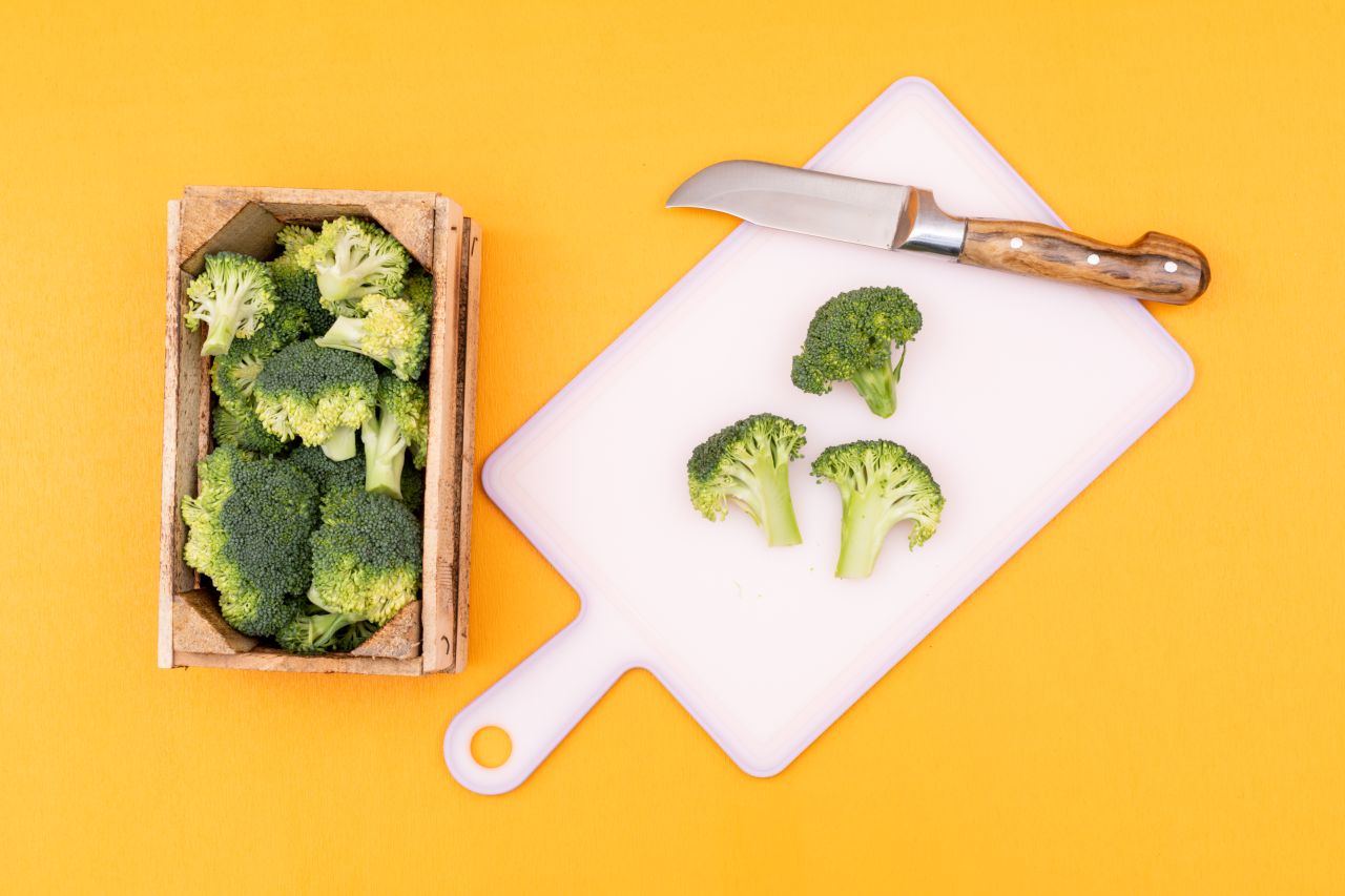 broccoli su tagliere di plastica