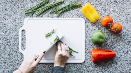 donna che taglia verdure