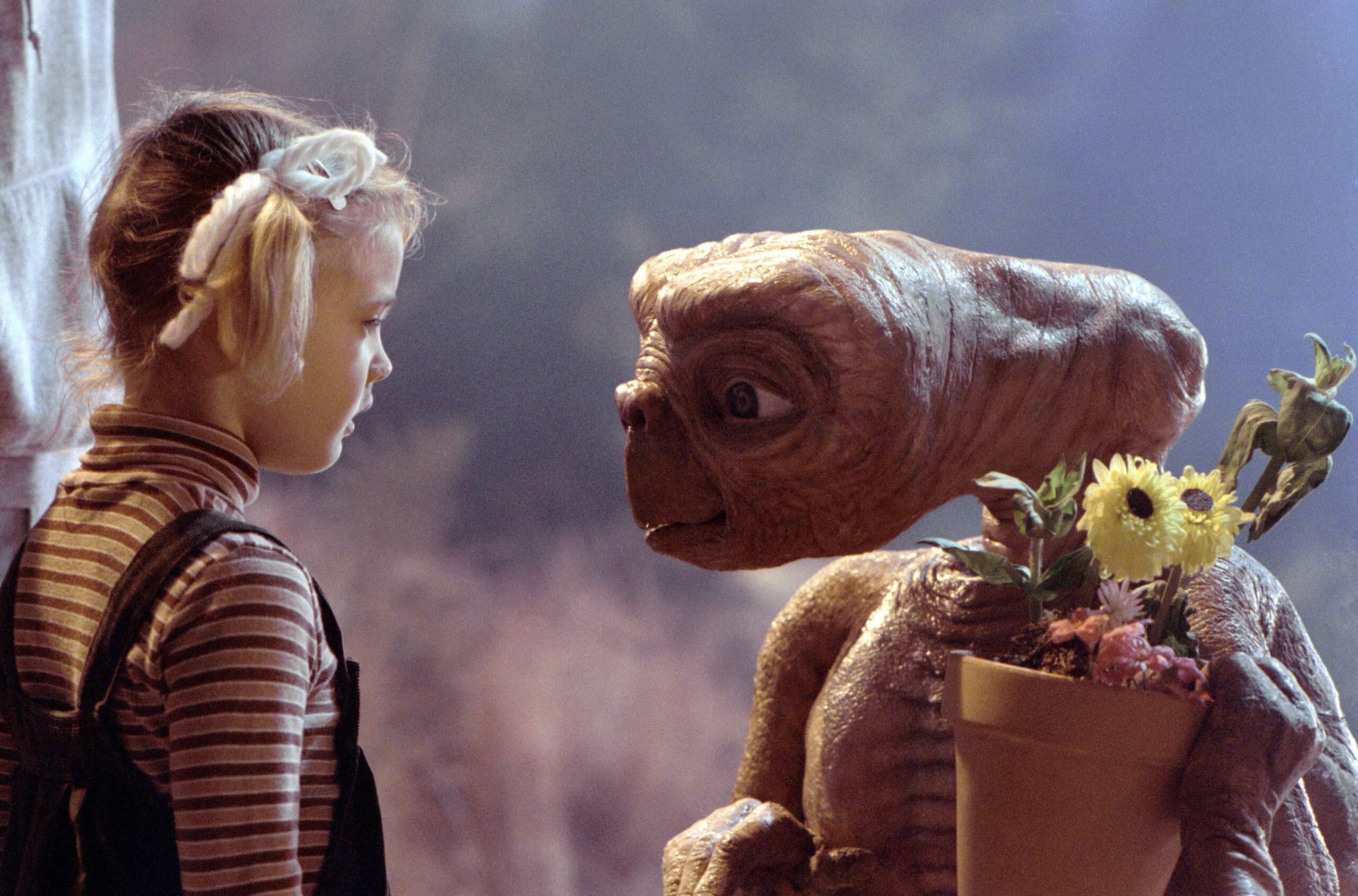 Drew Barrymore in una tenere immagine con E.T.