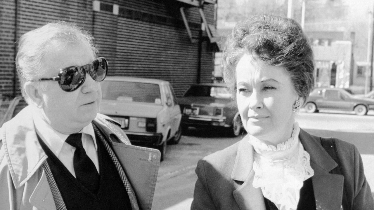 Ed e Lorraine Warren arrivano alla Corte Superiore del Connecticut a Danbury il 19 marzo 1981, quando fu presentata un'accusa formale ad Arne Cheyenne Johnson per l'omicidio di Alan Bono