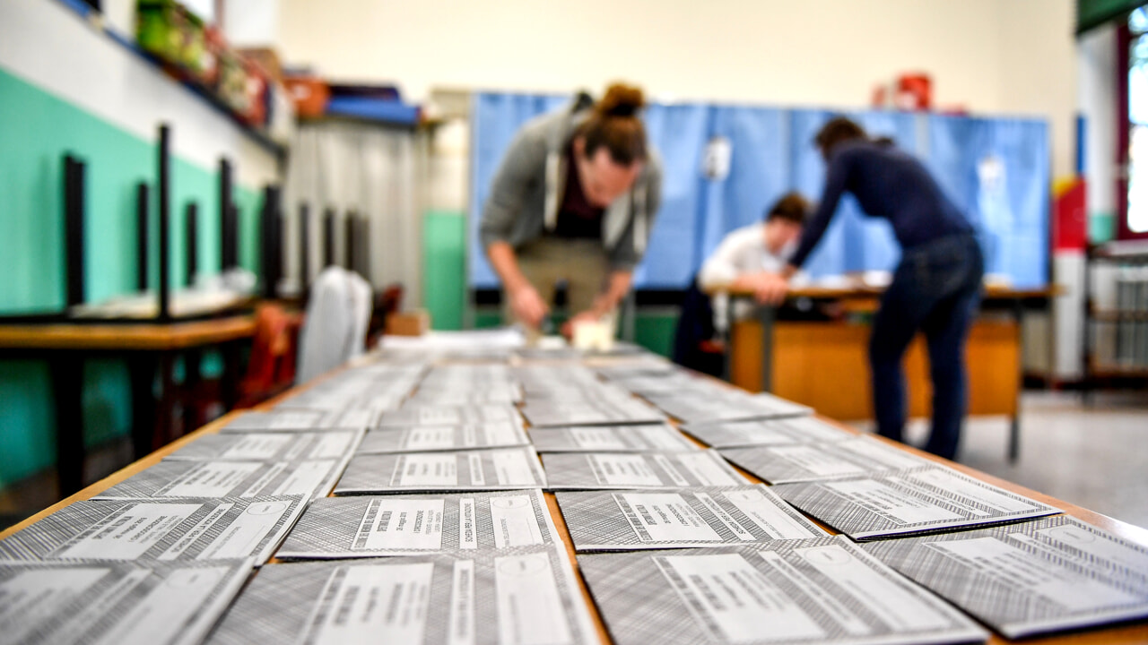 Scrutatori al lavoro durante la tornata elettorale delle Europee del 2019