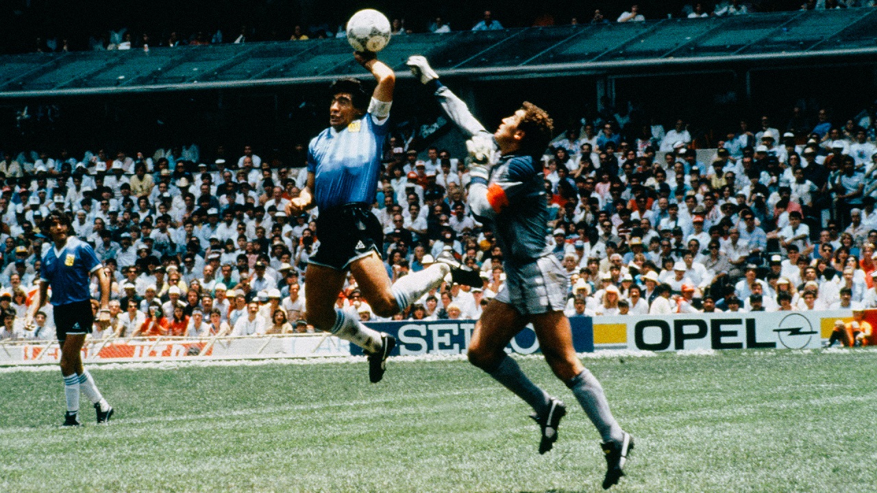 diego armando maradona e la mano di dio quel gol 232 ancora memorabile