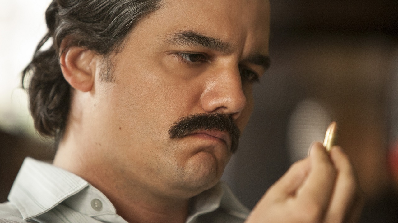 Wagner Moura nei panni di Pablo Escobar nella serie TV "Narcos"