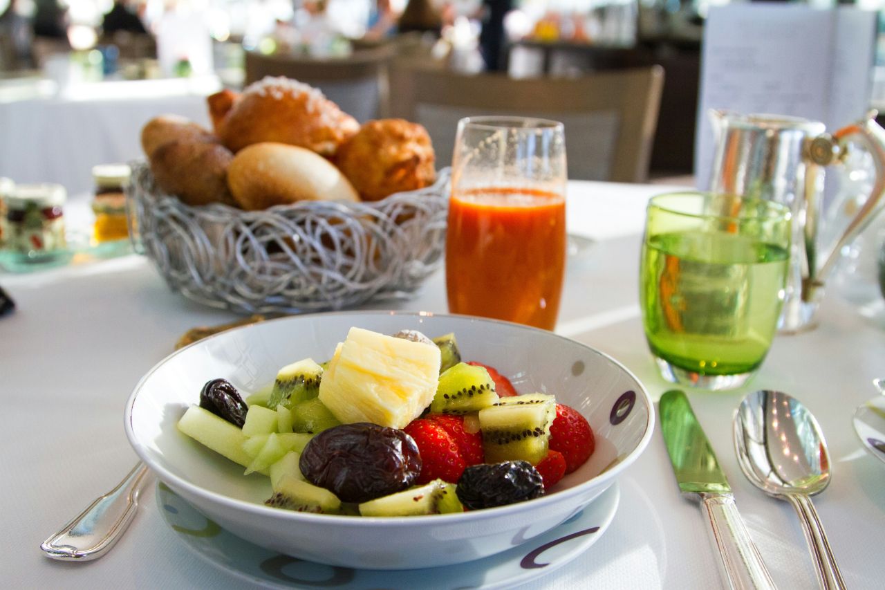 piatto di frutta con prugne secche