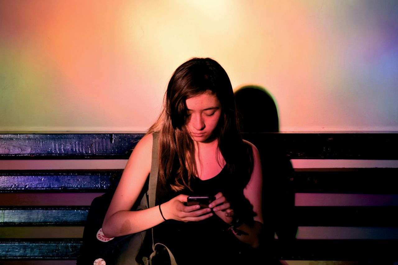 Non riuscite a smettere di leggere brutte notizie? Ecco perché il vostro cervello è ‘drogato’ di doomscrolling Non riuscite a smettere di leggere brutte notizie? Ecco perché il vostro cervello è ‘drogato’ di doomscrolling