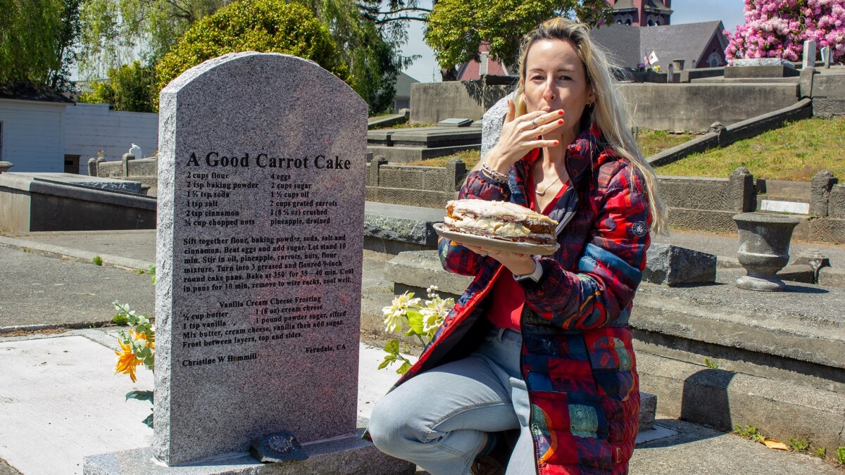 Rosie Grant mentre presenta una delle sue ricette accanto alla lapide con incisa la ricetta (fonte KJZZ)