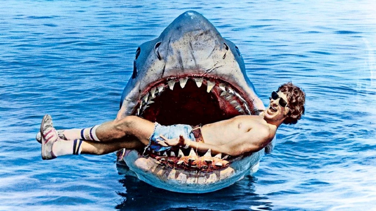 Un giovane Steven Spielberg posa tra le fauci di "Bruce", uno degli squali meccanici realizzati per il film