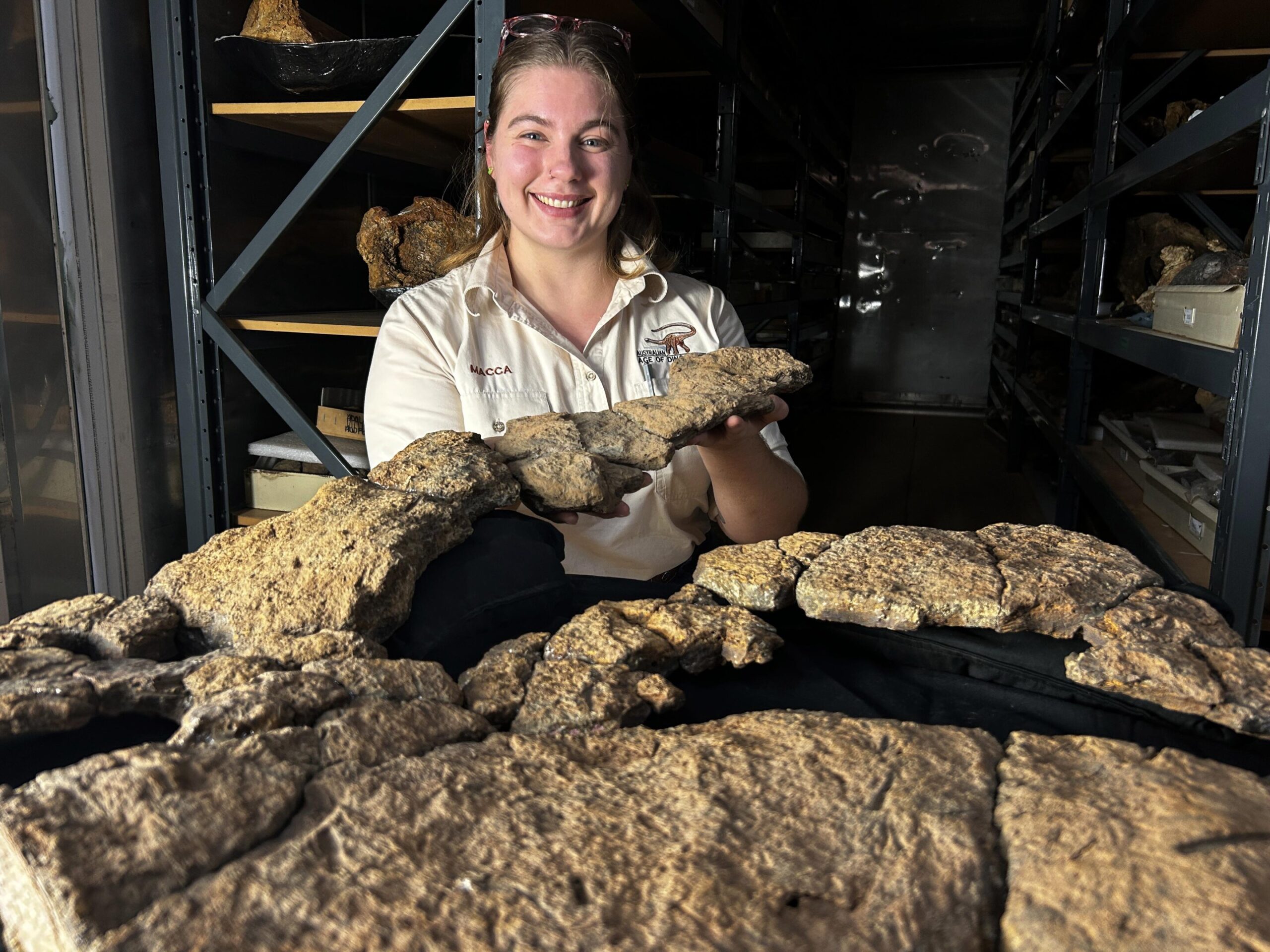 Mackenzie Enchelmaier mostra i fossi di sauropode