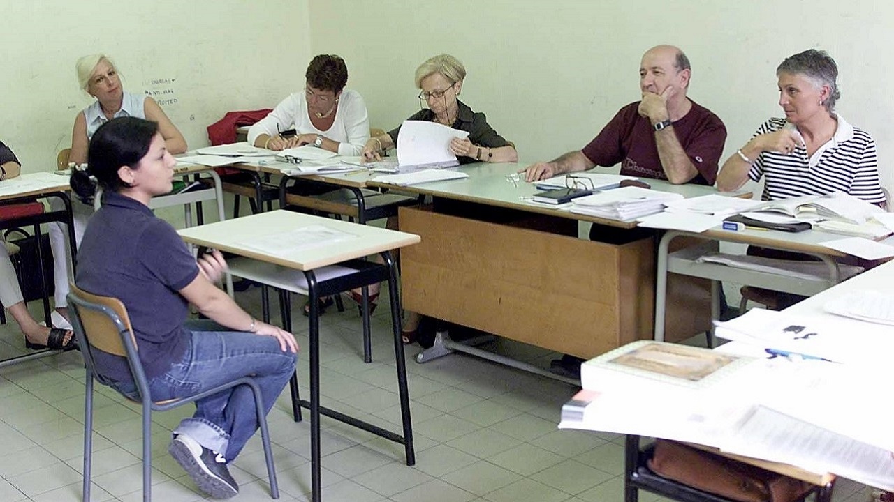 Una studentessa alle prese con la prova orale degli esami di maturità