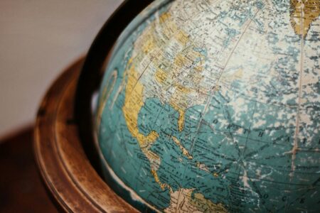 un mappamondo che indica il nord