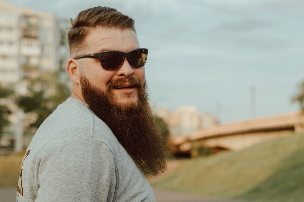 un ragazzo con barba lunga