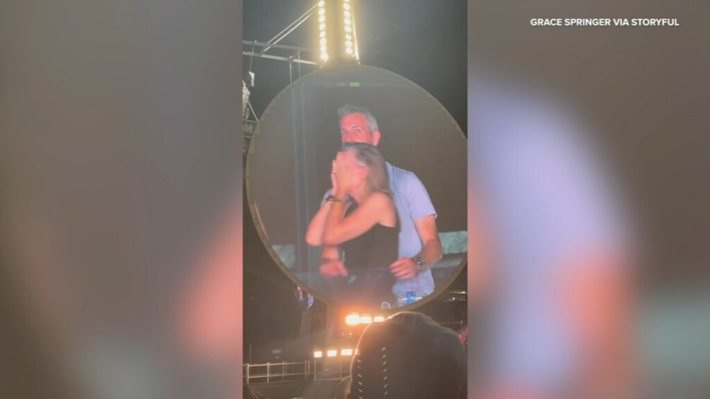 I due amanti smascherati da strumenti come PimEyes dopo essere stati avvistati al concerto dei Coldplay a Boston