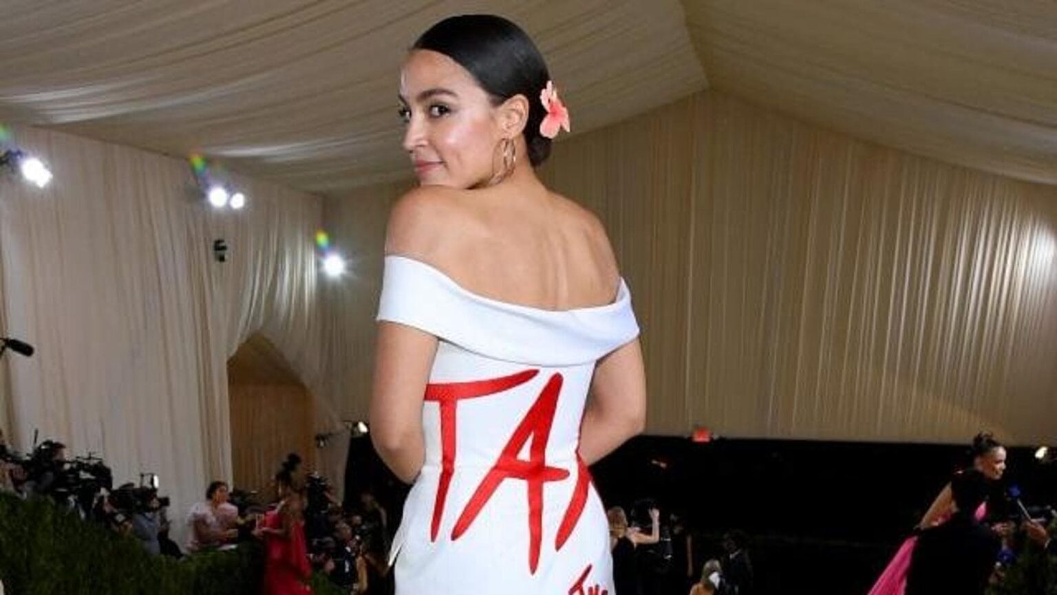 Alexandria Ocasio-Cortez al Met Gala 2021