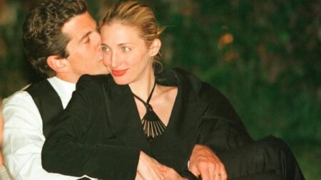 Vestiva come una dea minimal, amava un principe americano: la favola tragica (e dimenticata) di Carolyn Bessette Carolyn Bessette e John John Kennedy