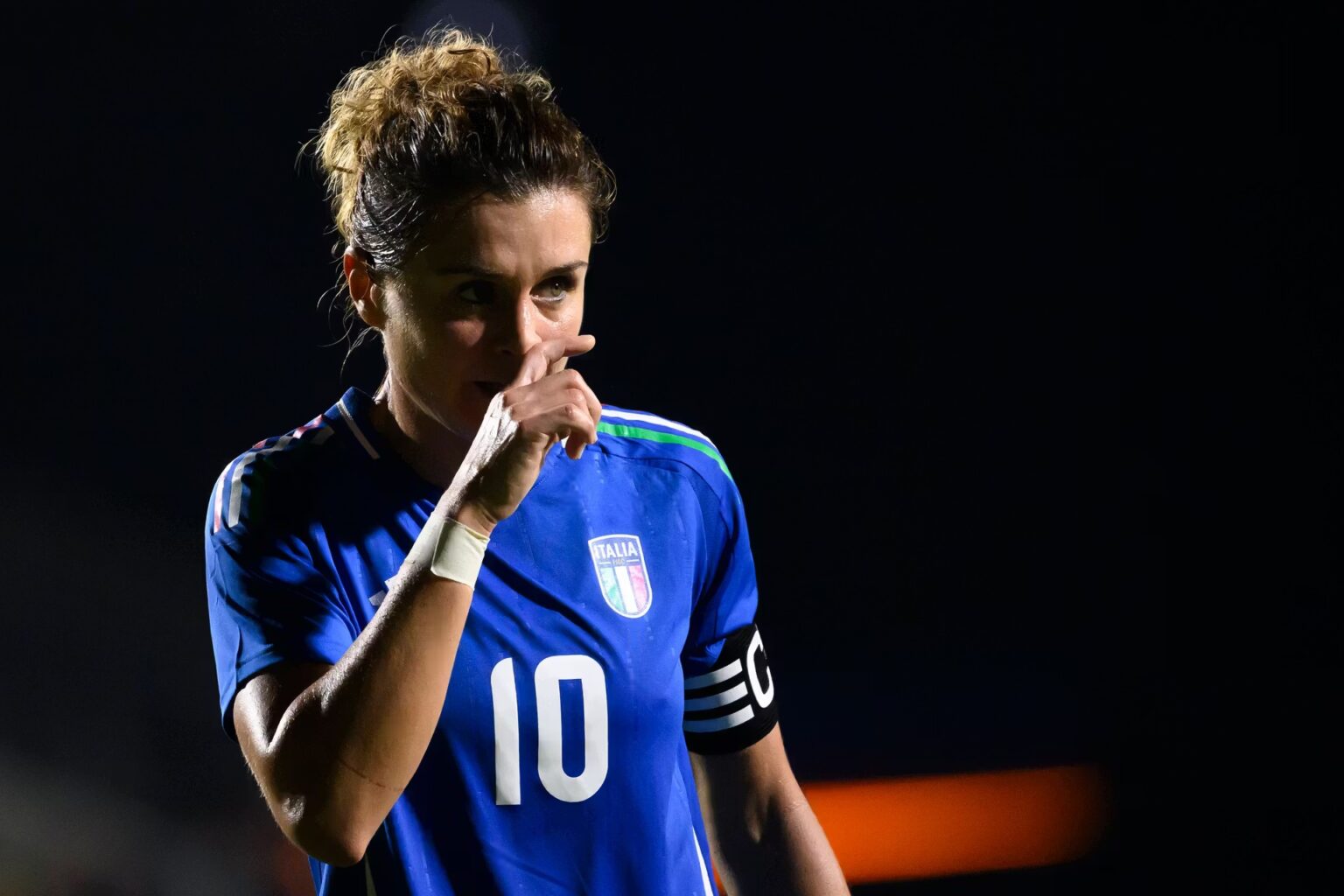 Segna, sorride e sforna magie: dentro la vita di Cristiana “La Chef” Girelli, la regina del calcio azzurro Un bellissimo primo piano di Cristiana Girelli