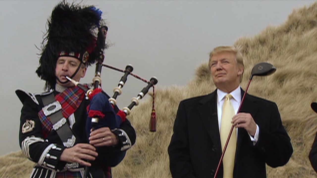 “La Scozia odiava Trump prima che fosse di moda”: ora glielo urla tra pale eoliche e proteste sui campi di golf