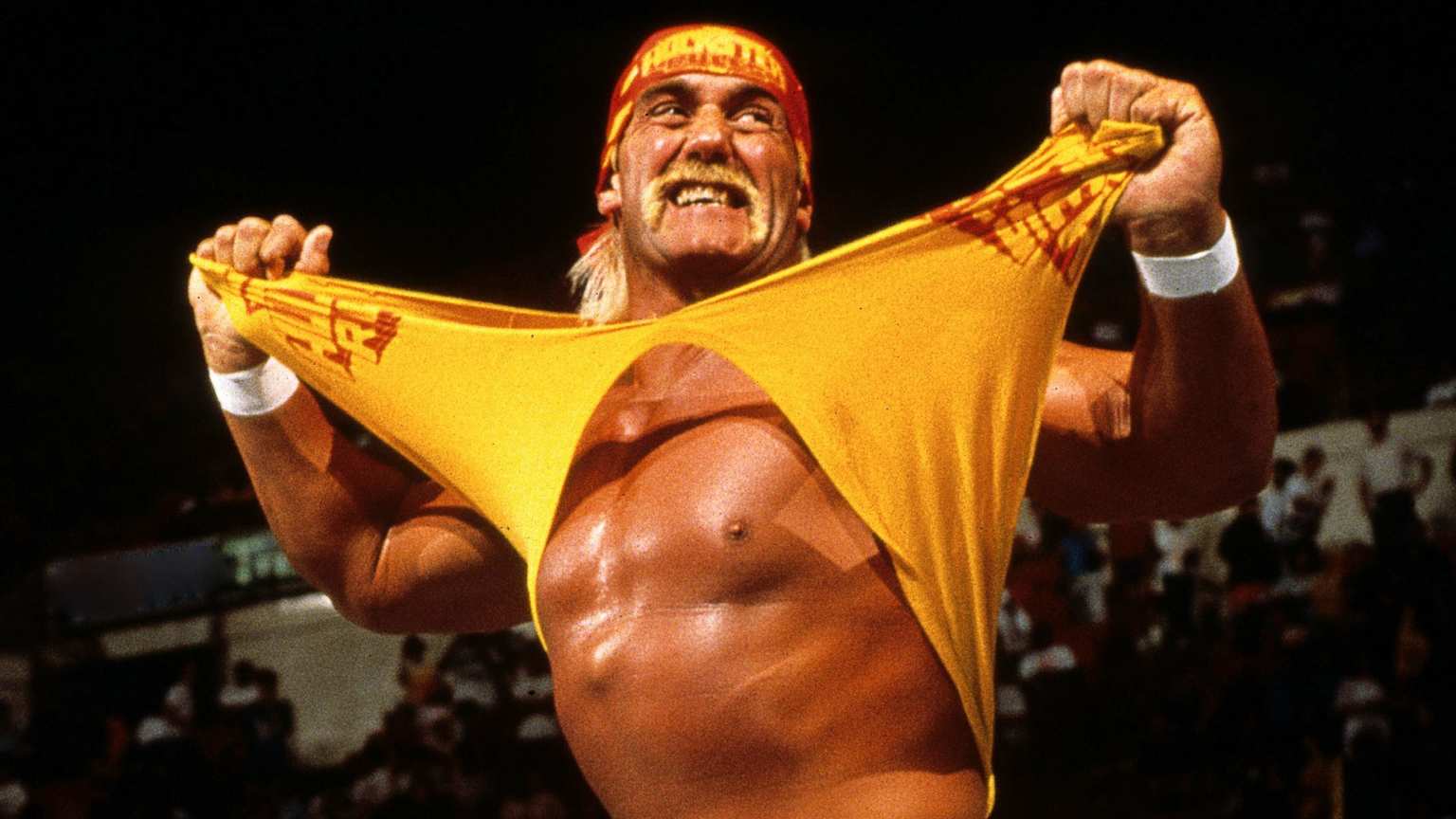 addio hulk hogan l8217uomo che lott242 con rocky e si strapp242 la maglietta per trump