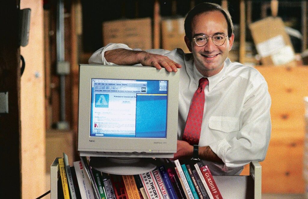 Jeff Bezos voleva chiamarla Cadabra. Poi qualcuno ci sentì “cadavere” e Amazon cambiò per sempre Jeff Bezos e il proto Amazon