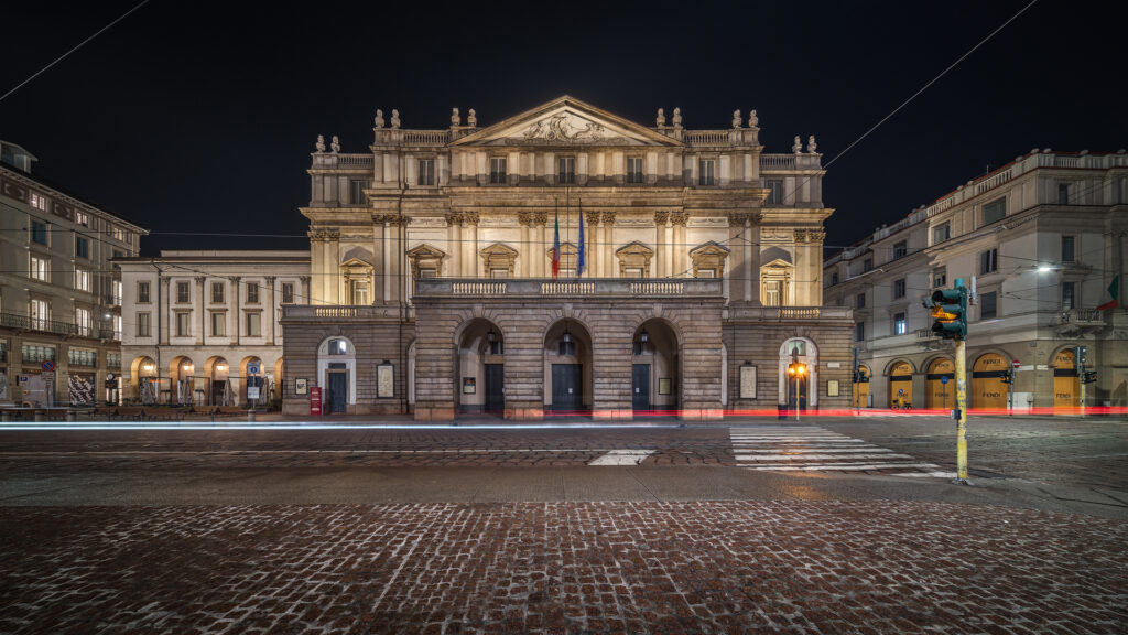 L'esterno del teatro alla Scala