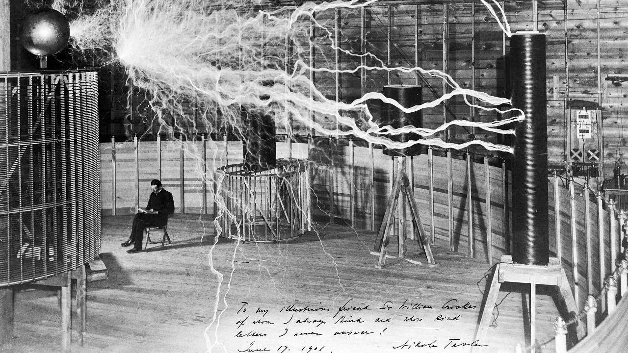 Una famosa foto (in realtà un falso di Dickenson V. Alley realizzato a scopo promozionale) di Nikola Tesla nel suo laboratorio di Colorado Springs, nel 1899 circa