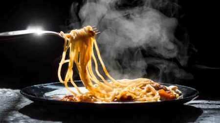 La pasta riscaldata, in padella o in microonde, è una preziosa alleata di chi cerca di perdere peso