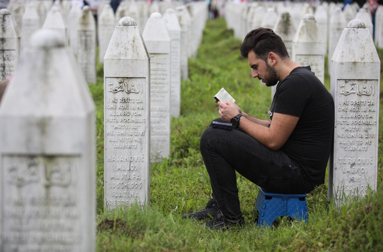 Ragazzo prega a Srebrenica