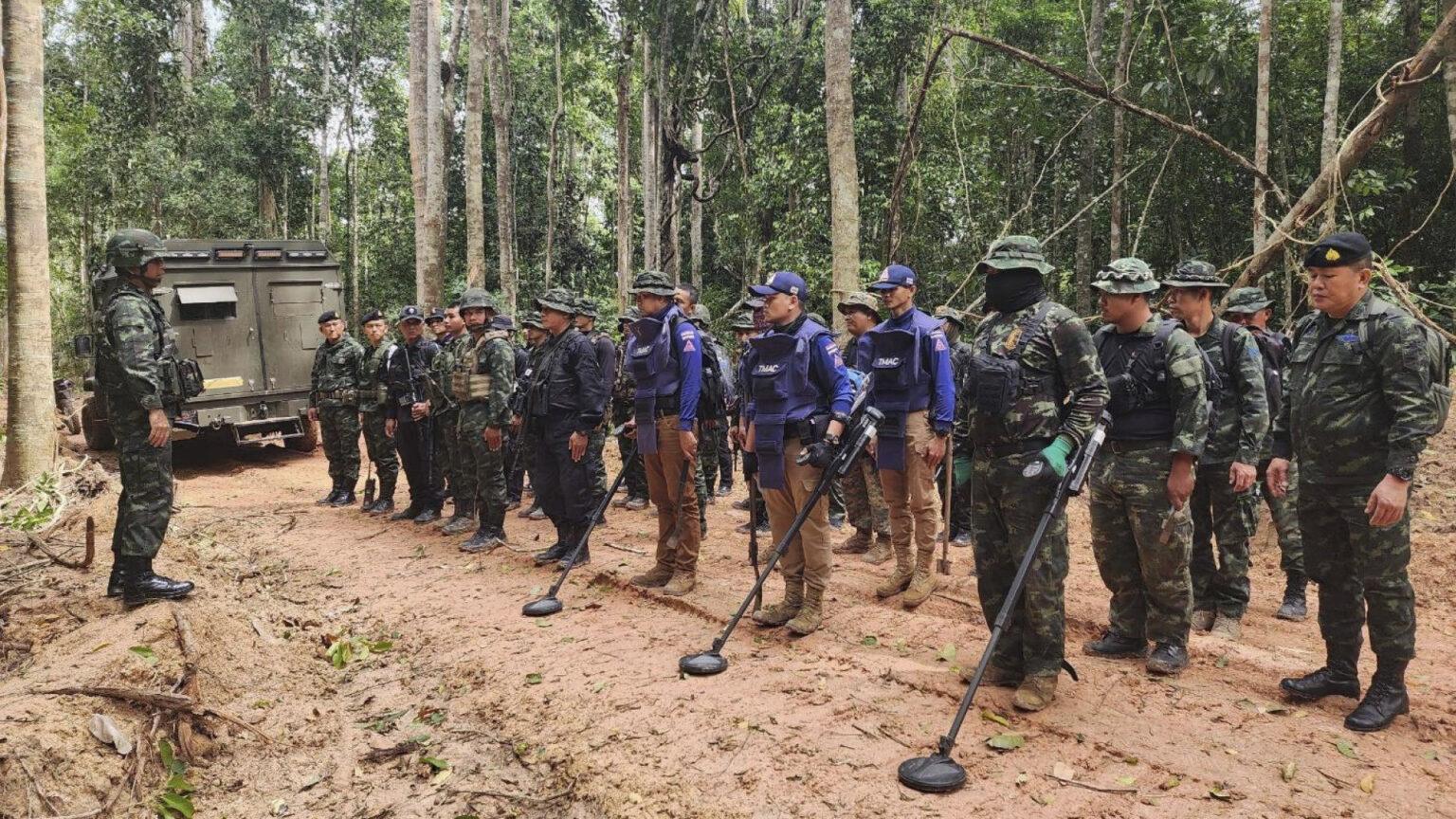 Dal tempio conteso al bambino ferito: la miccia invisibile che ha riacceso il confine tra Cambogia e Thailandia Soldati al confine Cambogia Thailandia