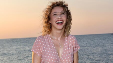 Un primo piano sorridente Ania Goledzinowska
