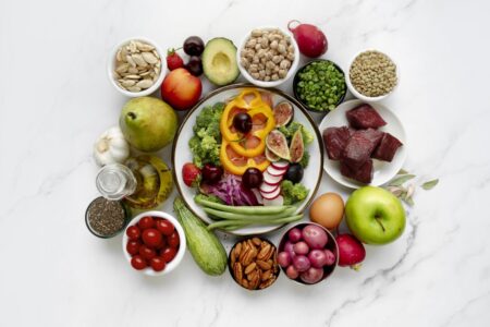 Una tavola imbandita con cibo sano