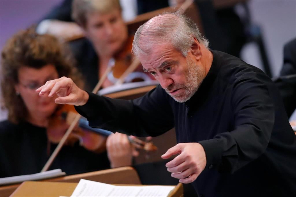 Valerij Abisalovič Gergiev mentre dirige