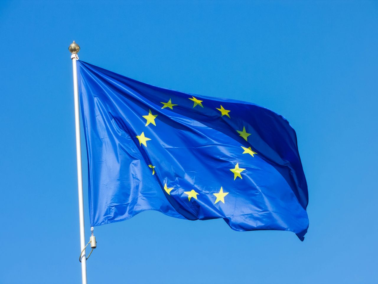 Cosa significa davvero la bandiera europea (e perché Tajani ha sbagliato interpretazione) Cosa significa davvero la bandiera europea (e perché Tajani ha sbagliato interpretazione)