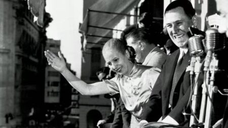 Evita e Juan Perón salutano la folla dal balcone della Casa Rosada di Buenos Aires, il 17 ottobre 1950