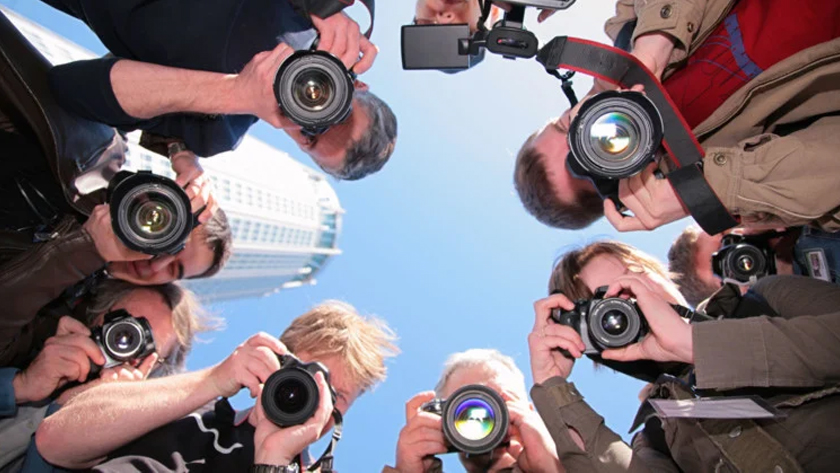Alcune persone che si cimentano in una uscita collettiva fotografica (fonte NDTV)
