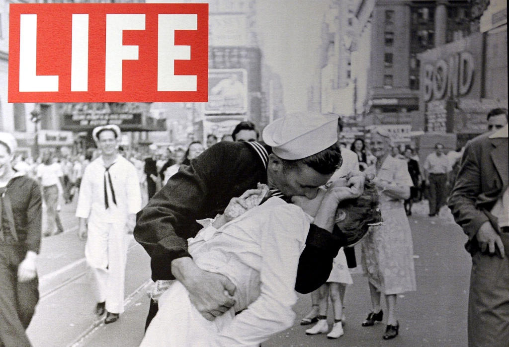 La copertina di "Life" con il celebre scatto di Eisenstaedt (fonte BBC News)