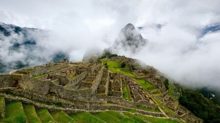 Una veduta di Machu Picchu avvolta dalle nuvole